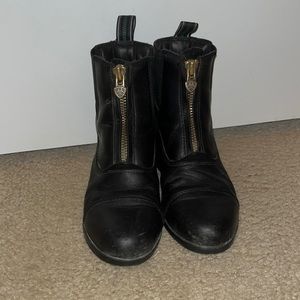 Kids Ariat boot for sale like new.